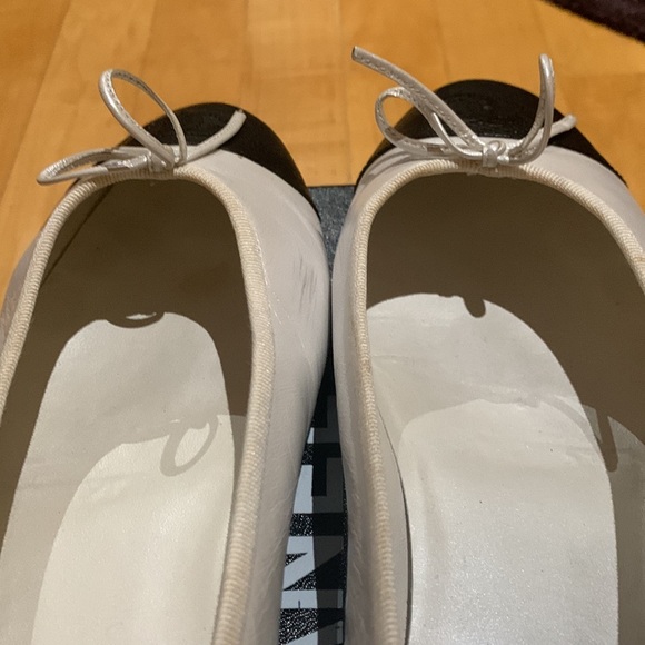 WOMENS CHANEL SIZE 41 BLACK AND WHITE LEATHER BALLET FLATS IN BOX - Picture 3 of 14